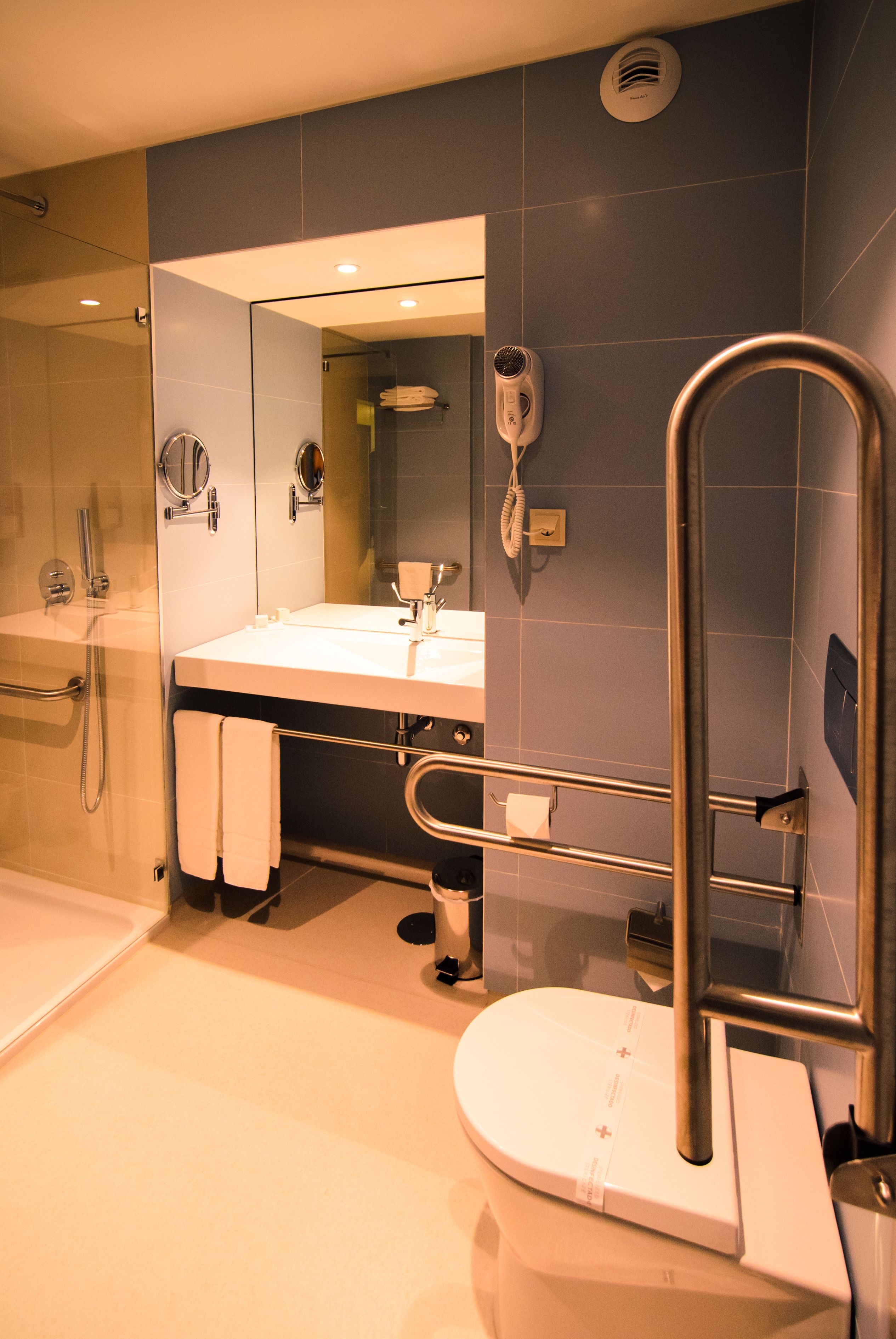 comfort twin room, accessible | bathroom | free toiletries, hair dryer, bidet, towels