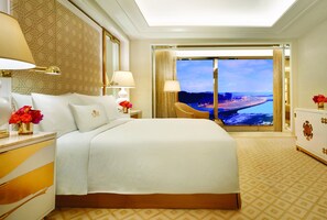 高級寢具、迷你吧、房內夾萬、書桌