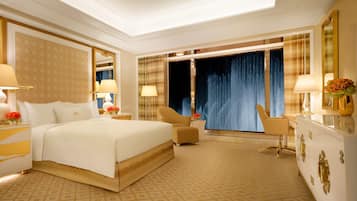 Fountain Parlor Suite | Premium bedding, minibar, in-room safe, desk