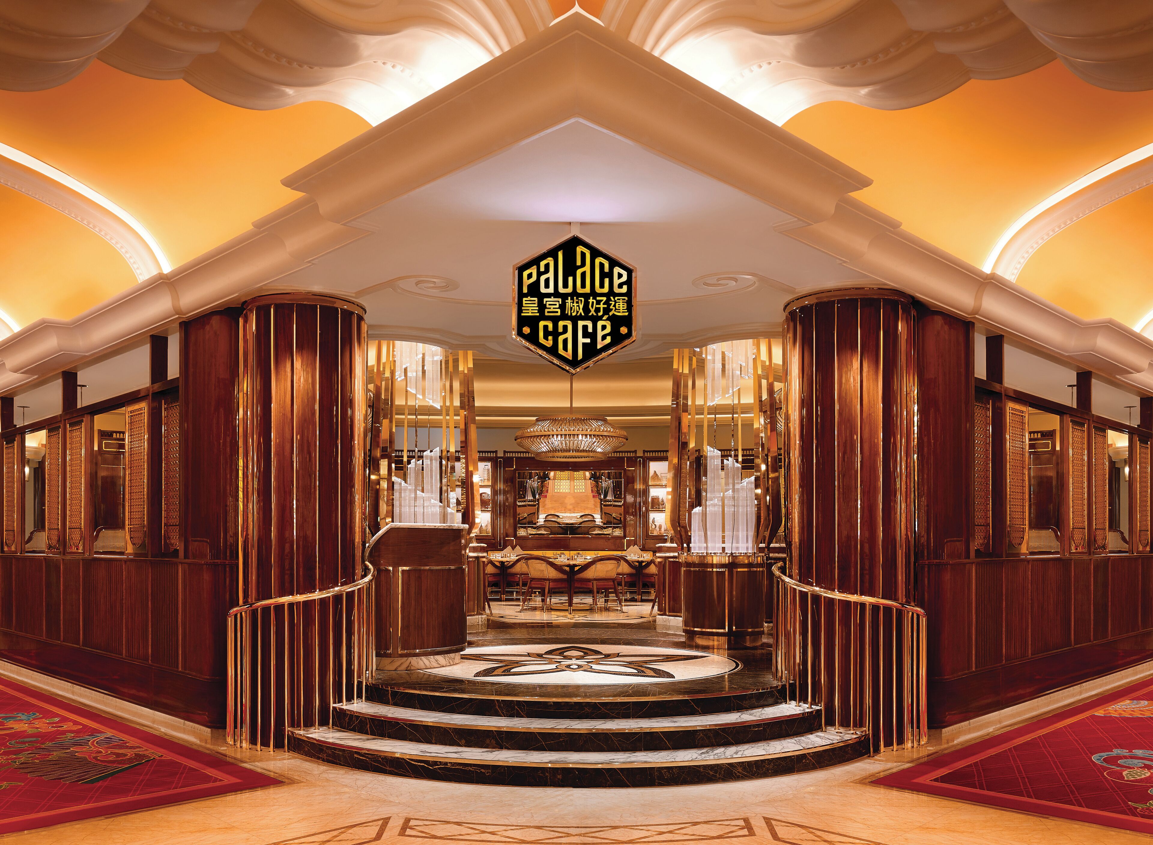 18 restaurants, lunch, dinner served; seafood