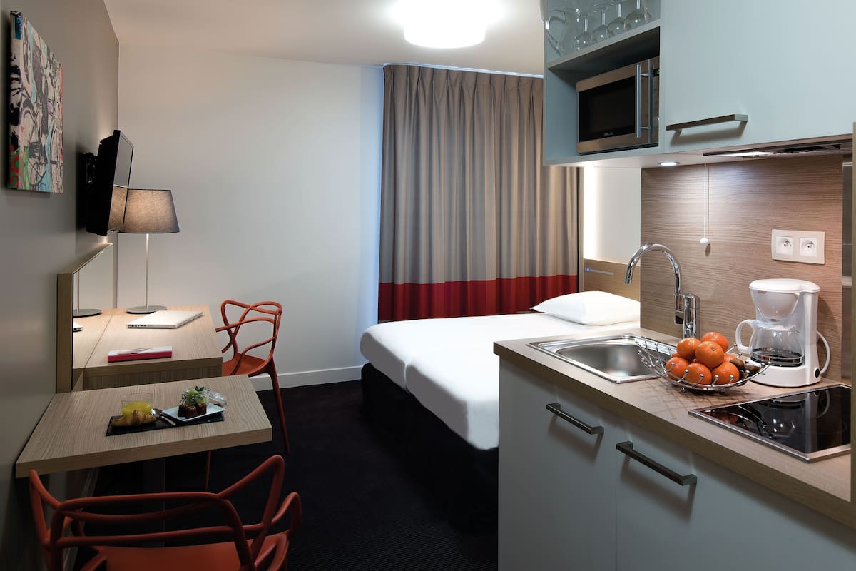 Desk, laptop workspace, iron/ironing board, free WiFi