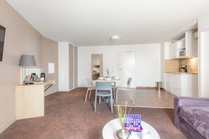 Apartamento, 1 habitación | Zona de estar | Televisión LCD de 32 pulgadas con canales digitales, una televisión