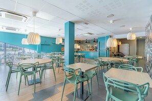 Se ofrece un desayuno bufé (13.9 EUR por persona)