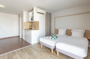Superior Studio, 2 Twin Beds | Desk, laptop workspace, iron/ironing board, free WiFi