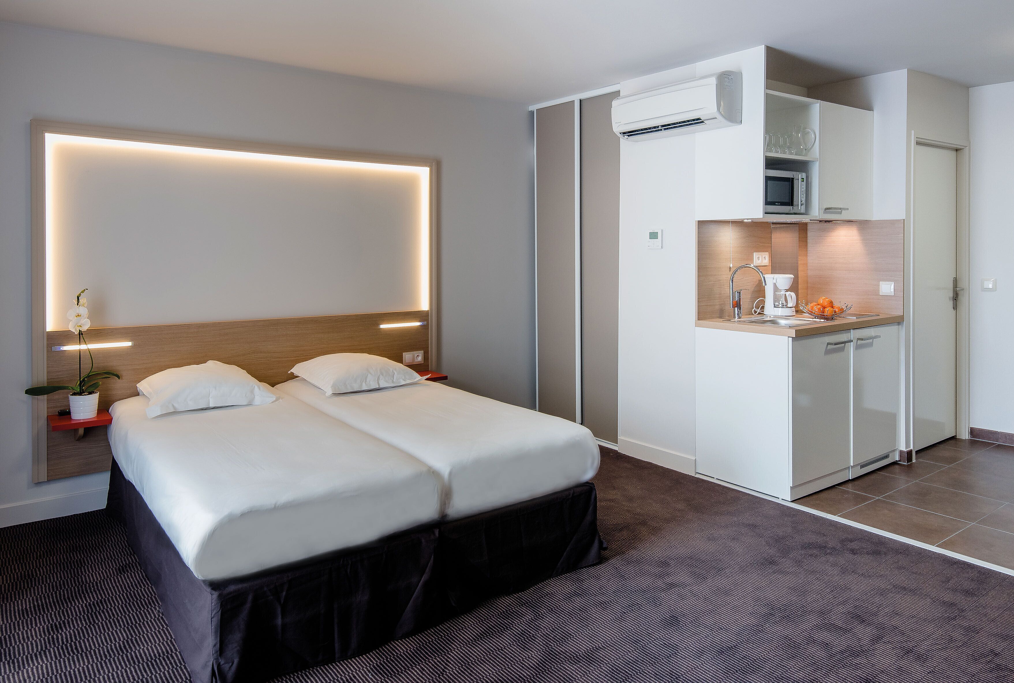 Schreibtisch, laptopgeeigneter Arbeitsplatz, Bügeleisen/Bügelbrett