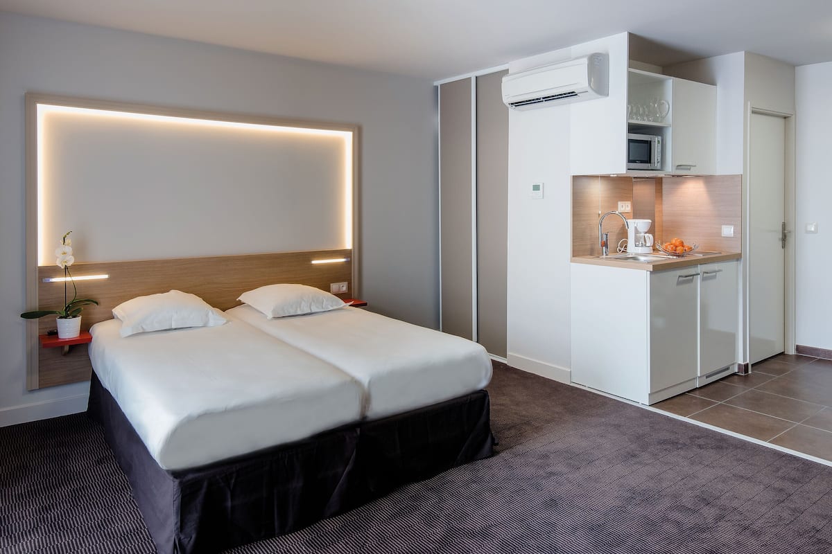 Desk, laptop workspace, iron/ironing board, free WiFi