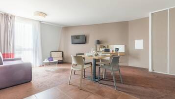 Apartamento, 1 quarto | Área de estar | TV LCD 32 polegadas com canais digitais, TV