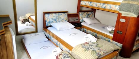 Minibar, skrivebord, blendingsgardiner og wi-fi (inkludert)