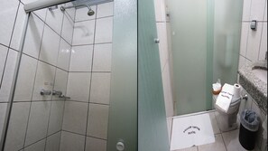 Ducha, artículos de higiene personal gratuitos y secador de pelo