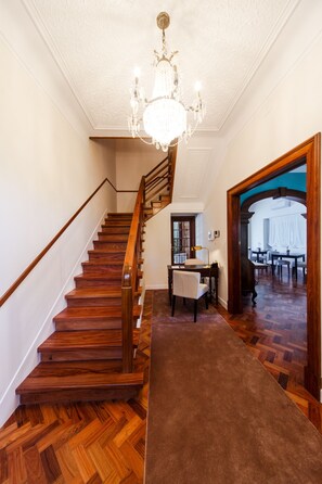 Interior entrance - Charming Estoril Guesthouse B&B (Cascais)