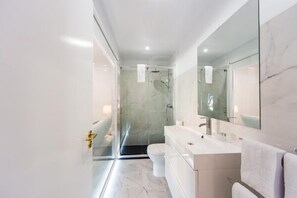 Chambre Double | Salle de bain | Douche, articles de toilette gratuits, serviettes fournies