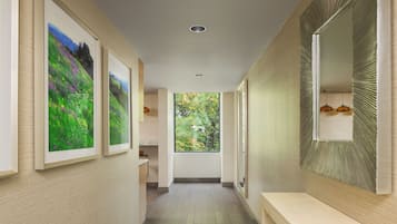 Suite superior, 1 cama King size | Caja de seguridad en la habitación y cortinas blackout