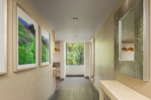 高级套房, 1 张特大床 | 客房内保险箱、遮光窗帘、熨斗/熨衣板、免费 WiFi