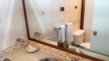 Habitación superior | Baño | Regadera, secadora de cabello, toallas, jabón