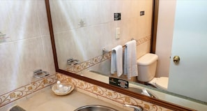 Superior Room | Bathroom | Shower, hair dryer, towels, soap - Hotel Florencia Regency (Morelia)