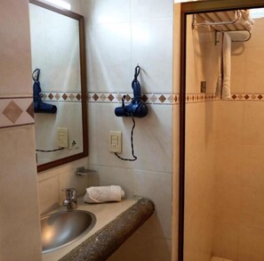 Shower, hair dryer, towels, soap - Hotel Florencia Regency (Morelia)