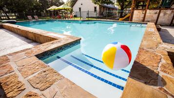 Een buitenzwembad, een verwarmd zwembad, parasols voor strand/zwembad