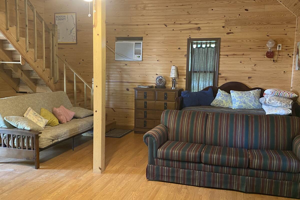 Traditional Cabin, Multiple Beds, Mountain View | Living area | 40-inch TV with digital channels