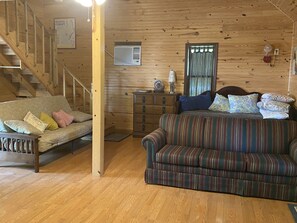 Traditional Cabin, Multiple Beds, Mountain View | Living area