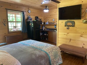 Traditional-Ferienhütte, 1 Queen-Bett und Schlafsofa, Blick auf den Innenhof | Wohnbereich | 40-Zoll-Fernseher mit Digitalempfang