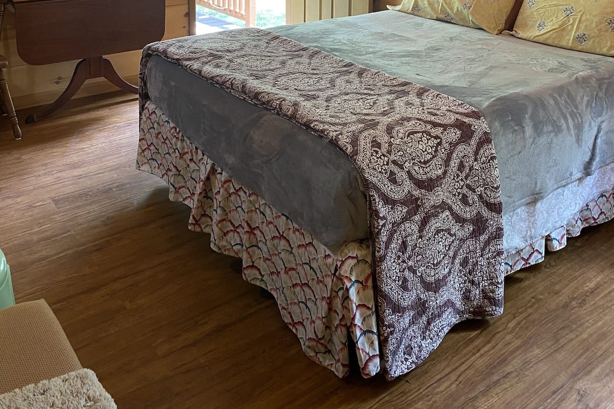 Traditional Cabin, 1 Queen Bed with Sofa bed, Garden Area | WiFi (free), individually decorated, individually furnished, bed sheets