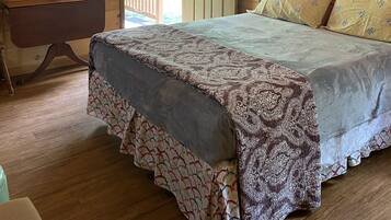 Traditional Cabin, 1 Queen Bed with Sofa bed, Garden Area | Individually decorated, individually furnished, free WiFi, bed sheets