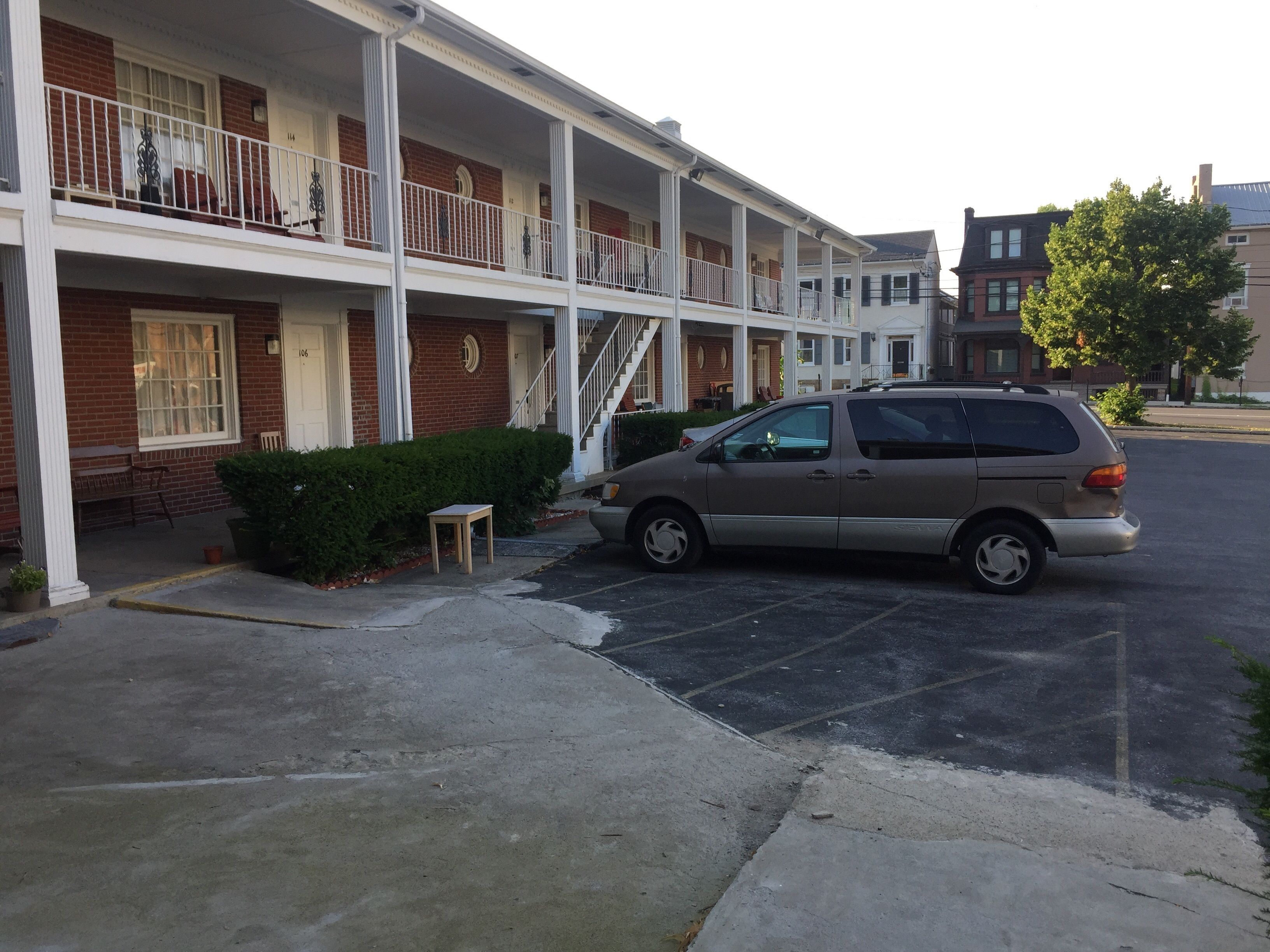 Un immeuble à plusieurs étages doté d’un parking.