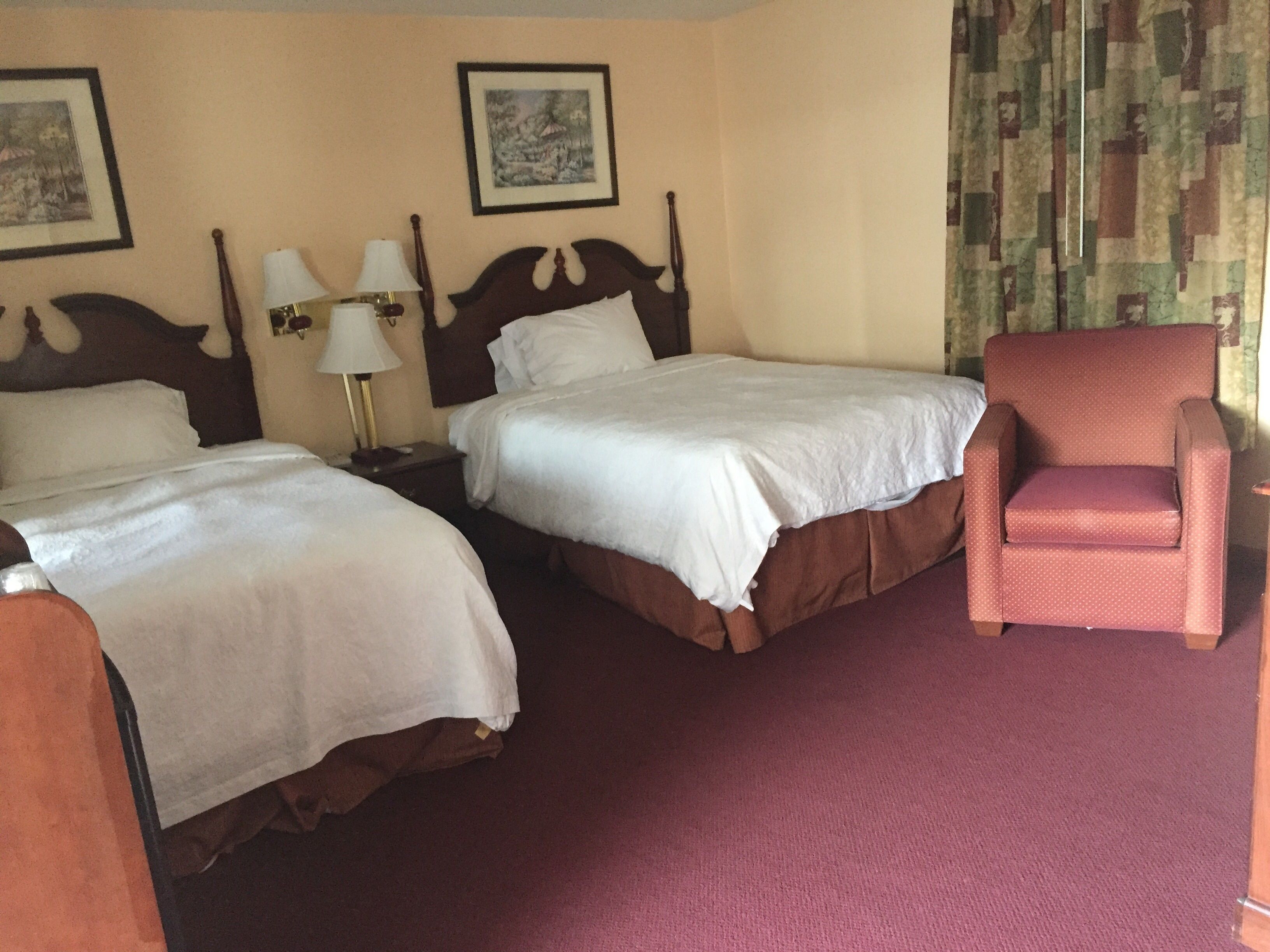 Safe på rommet, skrivebord, blendingsgardiner og wi-fi (inkludert)