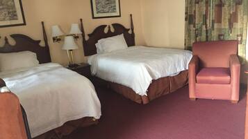 Zimmersafe, Schreibtisch, Verdunkelungsvorhänge, kostenloses WLAN