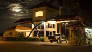 A two-story building with a flat roof and a central tower. - Viva Tambor Villas (Paquera)