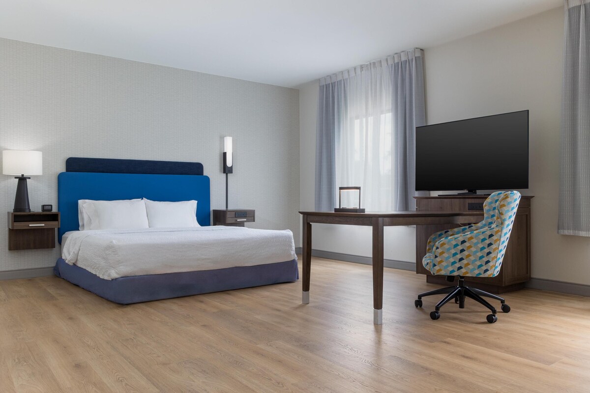 Suite, 1 King Bed, Accessible, Non Smoking (Roll In Shower) | In-room safe, iron/ironing board, free cots/infant beds