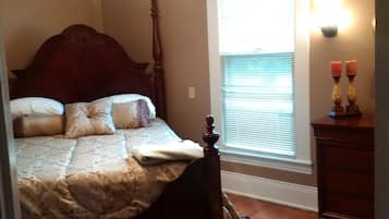 Quarto casal básico, 2 camas de casal, banheiro compartilhado | Roupas de cama premium, ferros/tábuas de passar roupa, Wi-Fi de cortesia