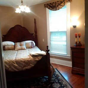 Habitación básica doble, 2 camas dobles, baño compartido | Ropa de cama de alta calidad, tabla de planchar con plancha, wifi gratis