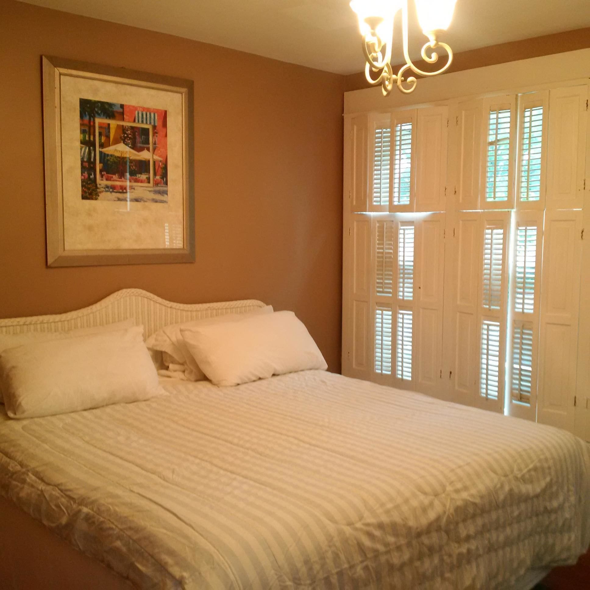 Kamer, 1 kingsize bed, gedeelde badkamer | Luxe beddengoed, een strijkplank/strijkijzer, gratis wifi