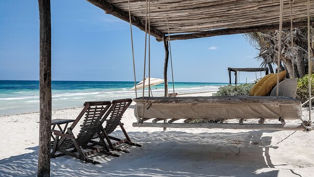 A beach cabana with a hammock and wooden chairs, overlooking the ocean. - Nueva Vida de Ramiro (Tulum)