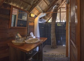Ola Suite | In-room safe, individually decorated, individually furnished, desk - Nueva Vida de Ramiro (Tulum)