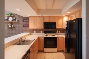 Lakosztály, 2 hálószobával (Grand) | Privát konyha | Mikrohullámú sütő, sütő, mosogatógép és kávé-/teafőző