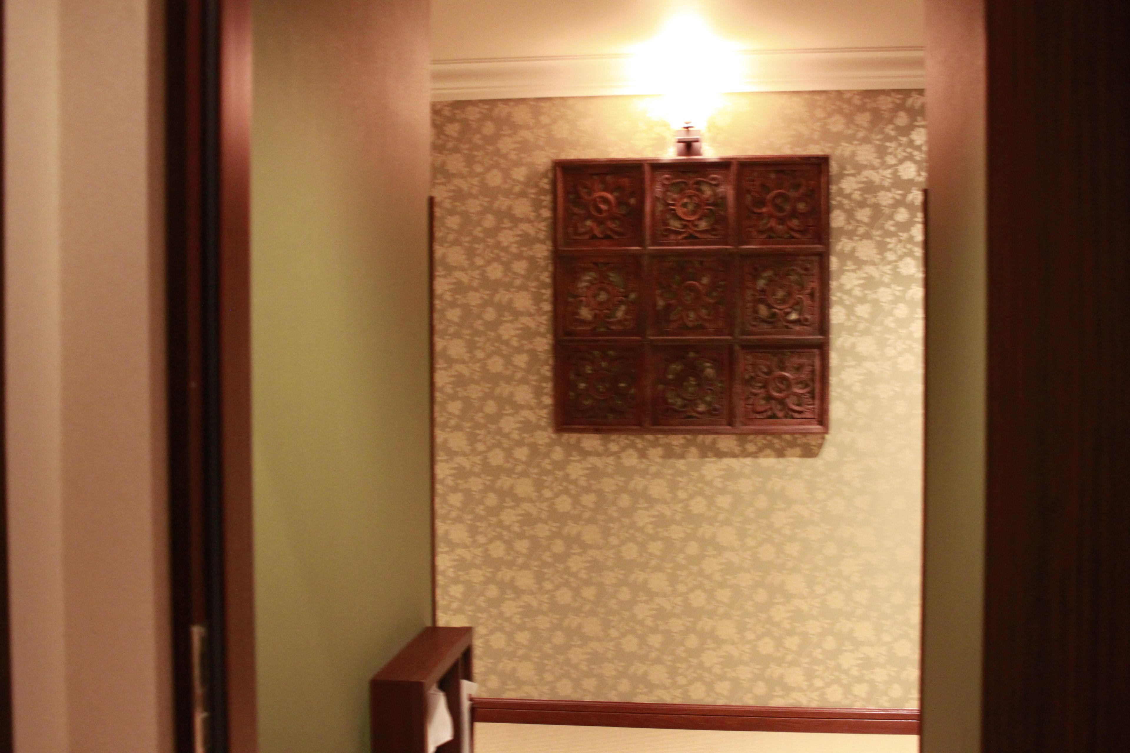 blackout curtains, free wifi, bed sheets