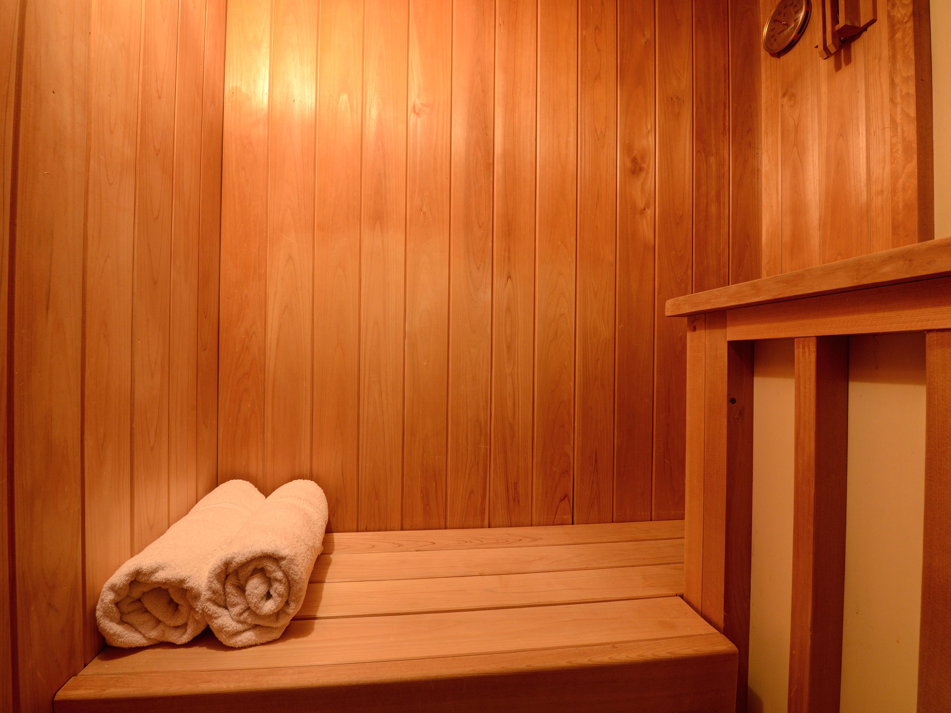 separate bathtub and shower, jetted bath, free toiletries, hair dryer