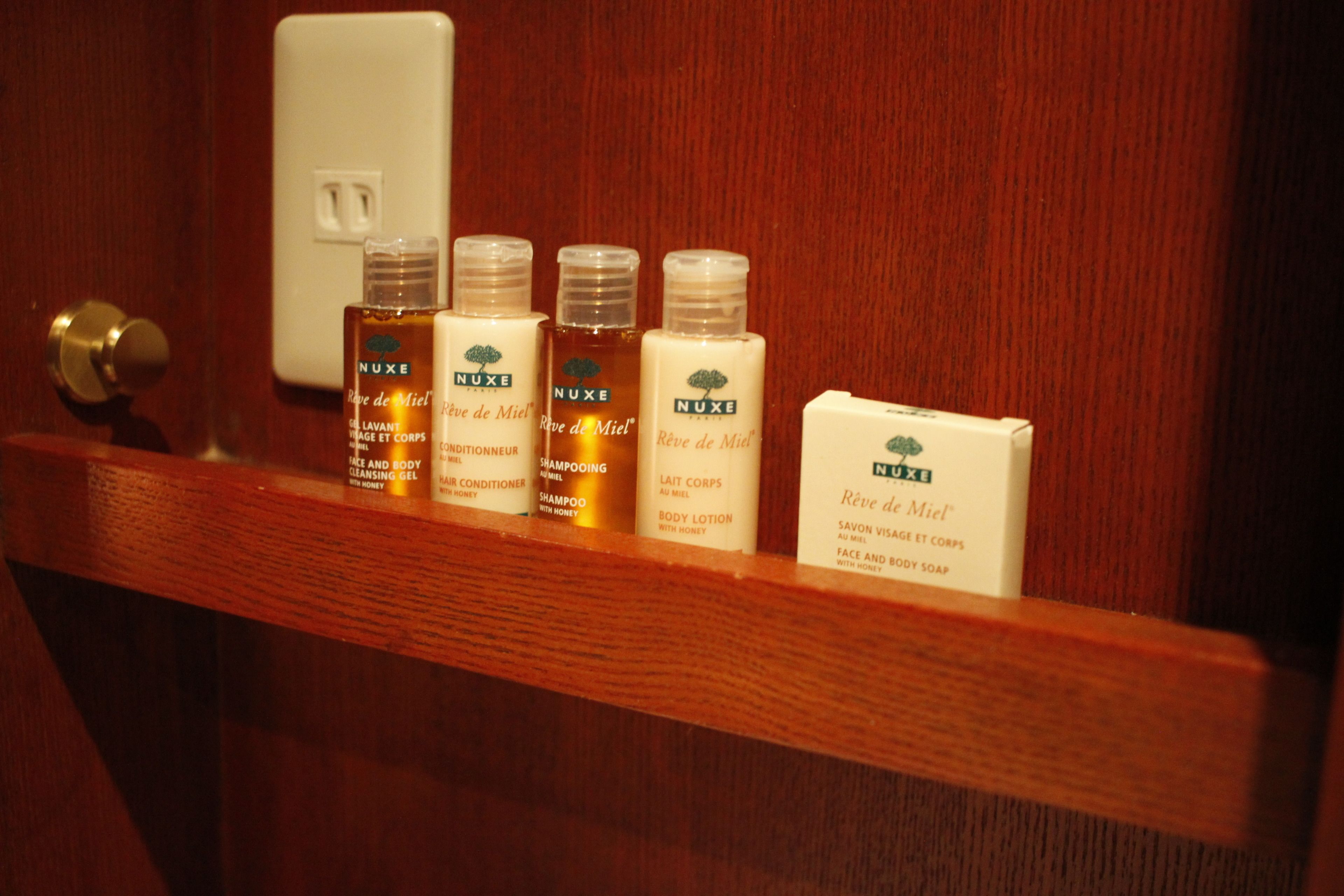 separate bathtub and shower, jetted bath, free toiletries, hair dryer