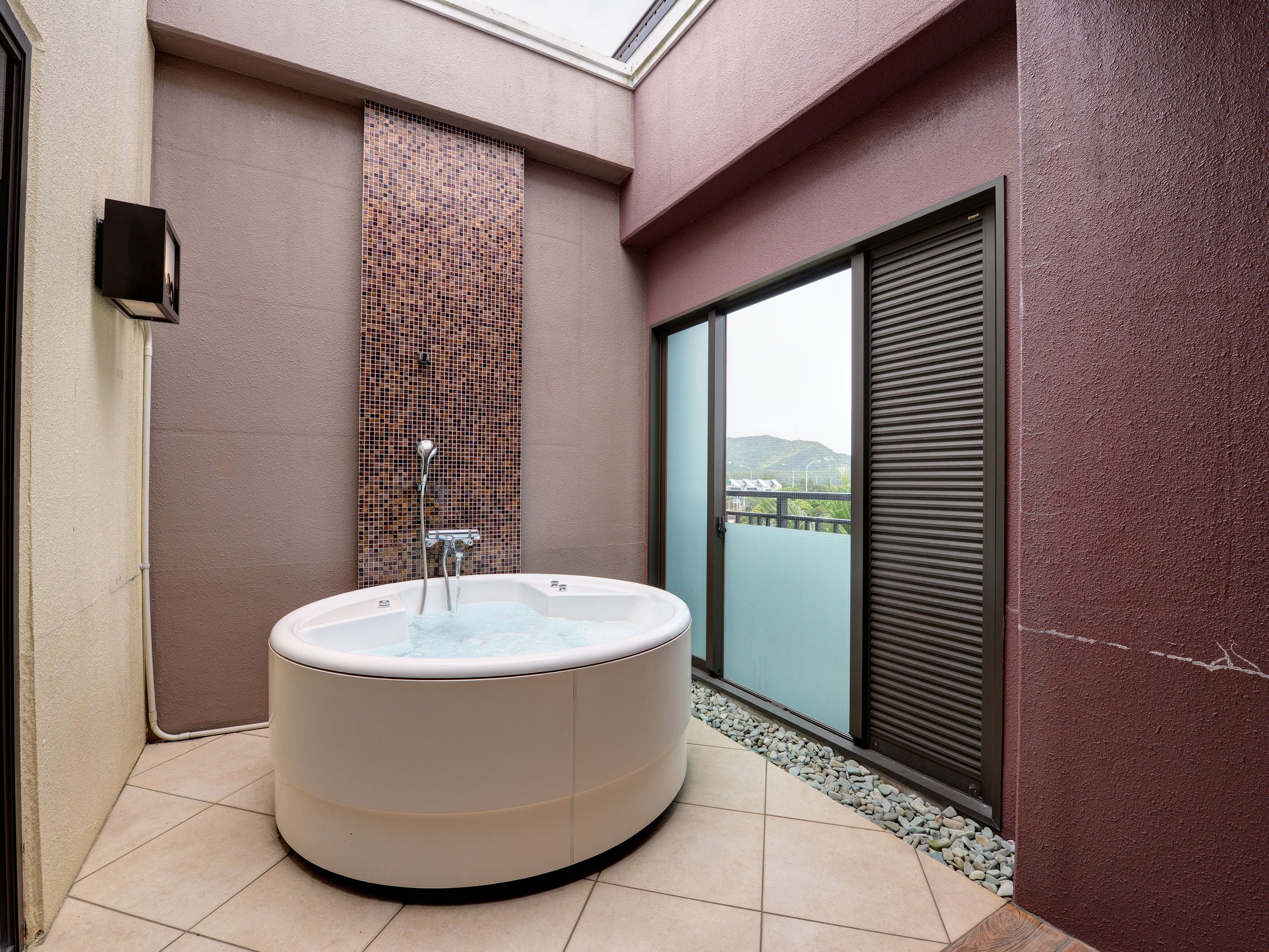separate bathtub and shower, jetted bath, free toiletries, hair dryer