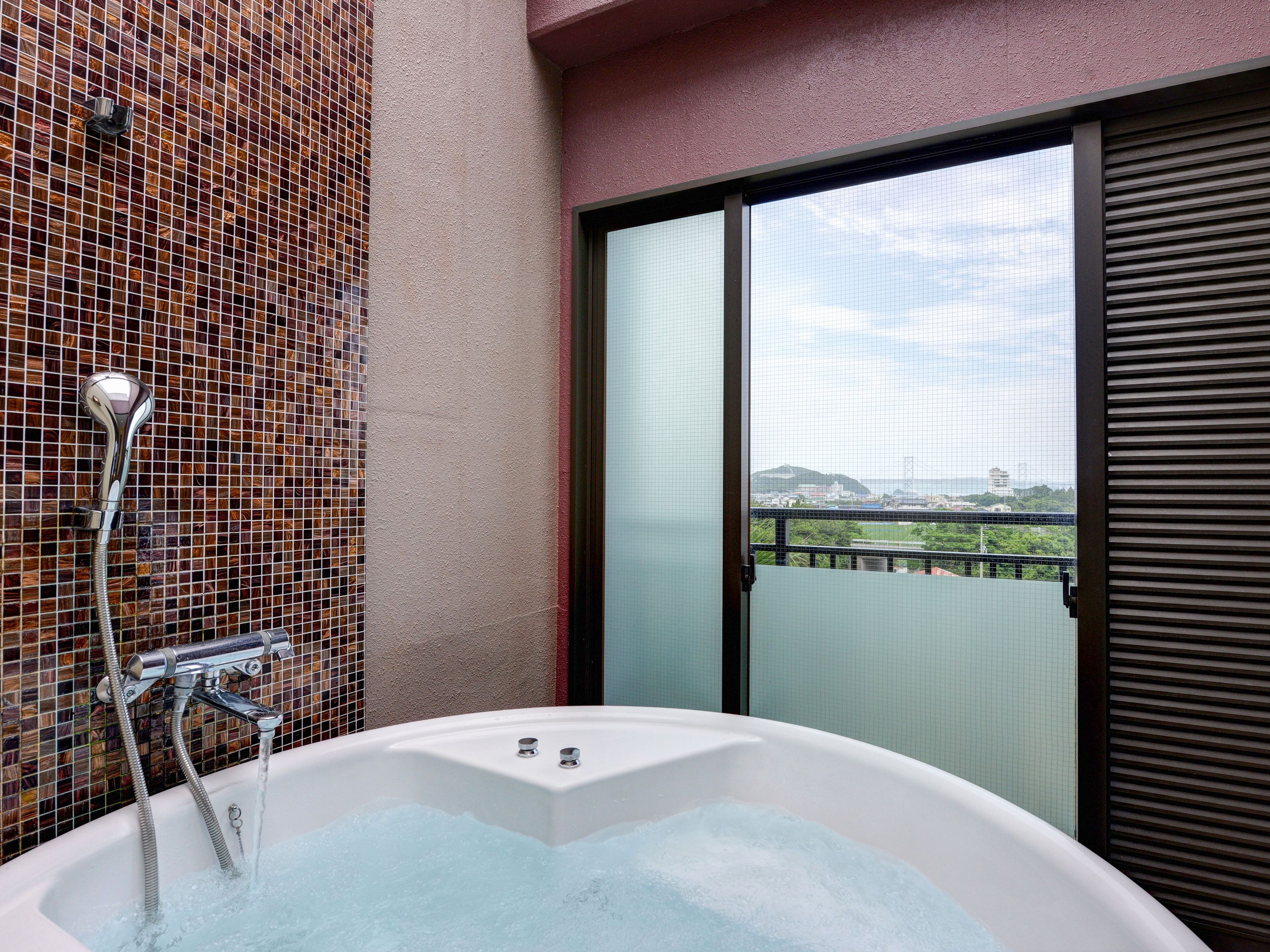 separate bathtub and shower, jetted bath, free toiletries, hair dryer