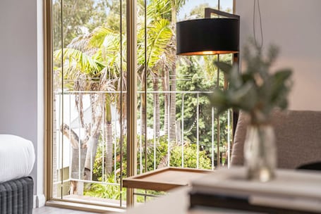 Suite | Premium bedding, desk, laptop workspace, free WiFi