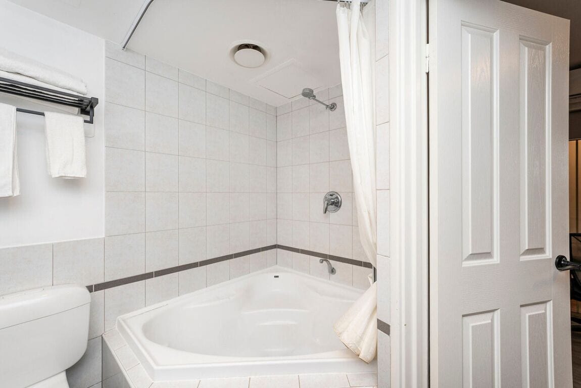 Quarto standard, banheira | Banheiro | Produtos de toalete grátis, toalhas de banho, sabonete, shampoo