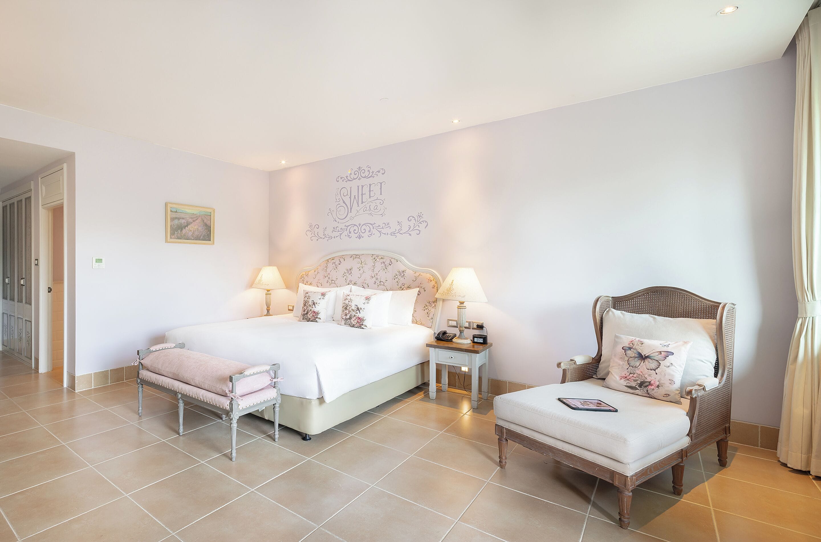 Rom – deluxe, fjellutsikt | Minibar, safe på rommet, skrivebord og lydisolert