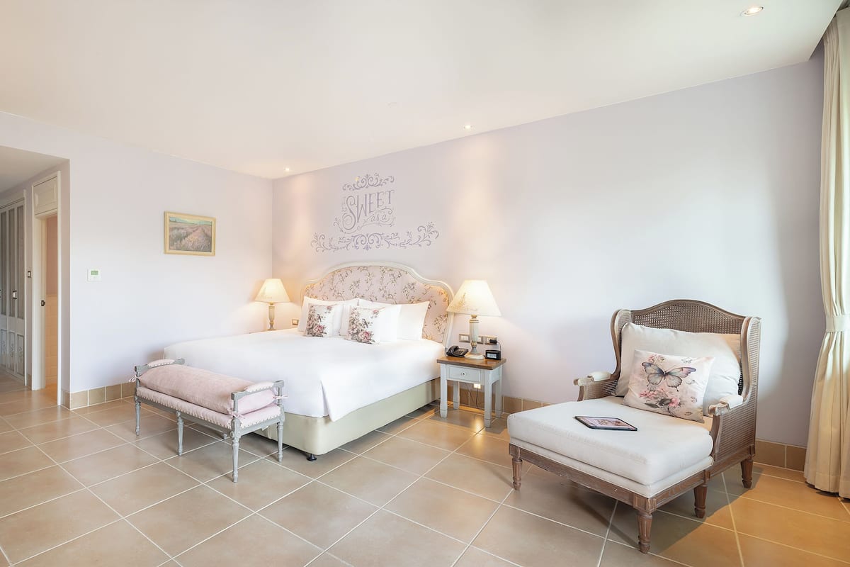 Deluxe Room, Mountain View | Minibar, in-room safe, desk, soundproofing