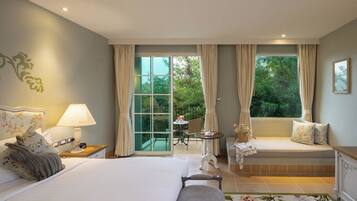 Habitación superior | Minibar, caja de seguridad en la habitación y escritorio