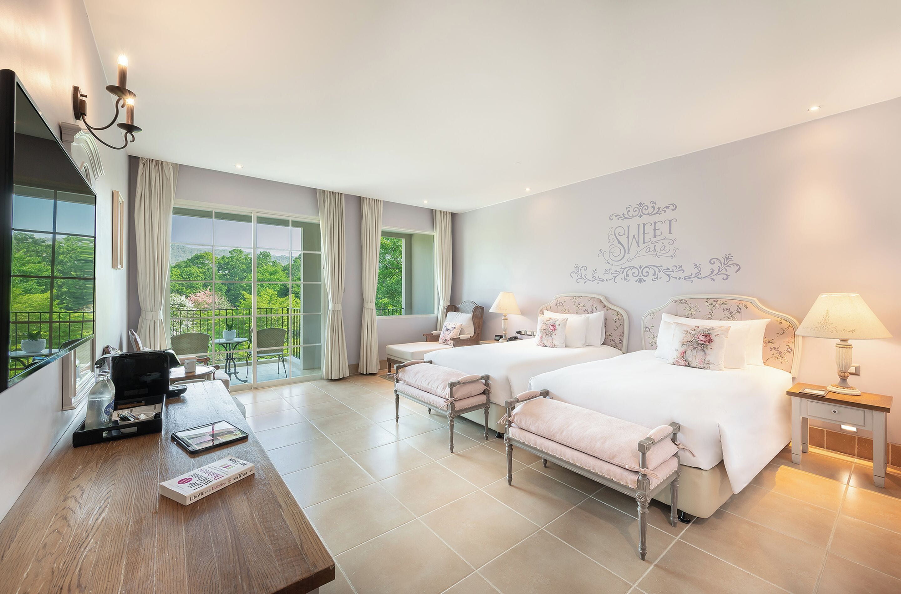 Minibar, caja de seguridad en la habitación y escritorio 