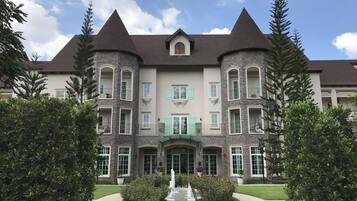 Vista frontal de la propiedad