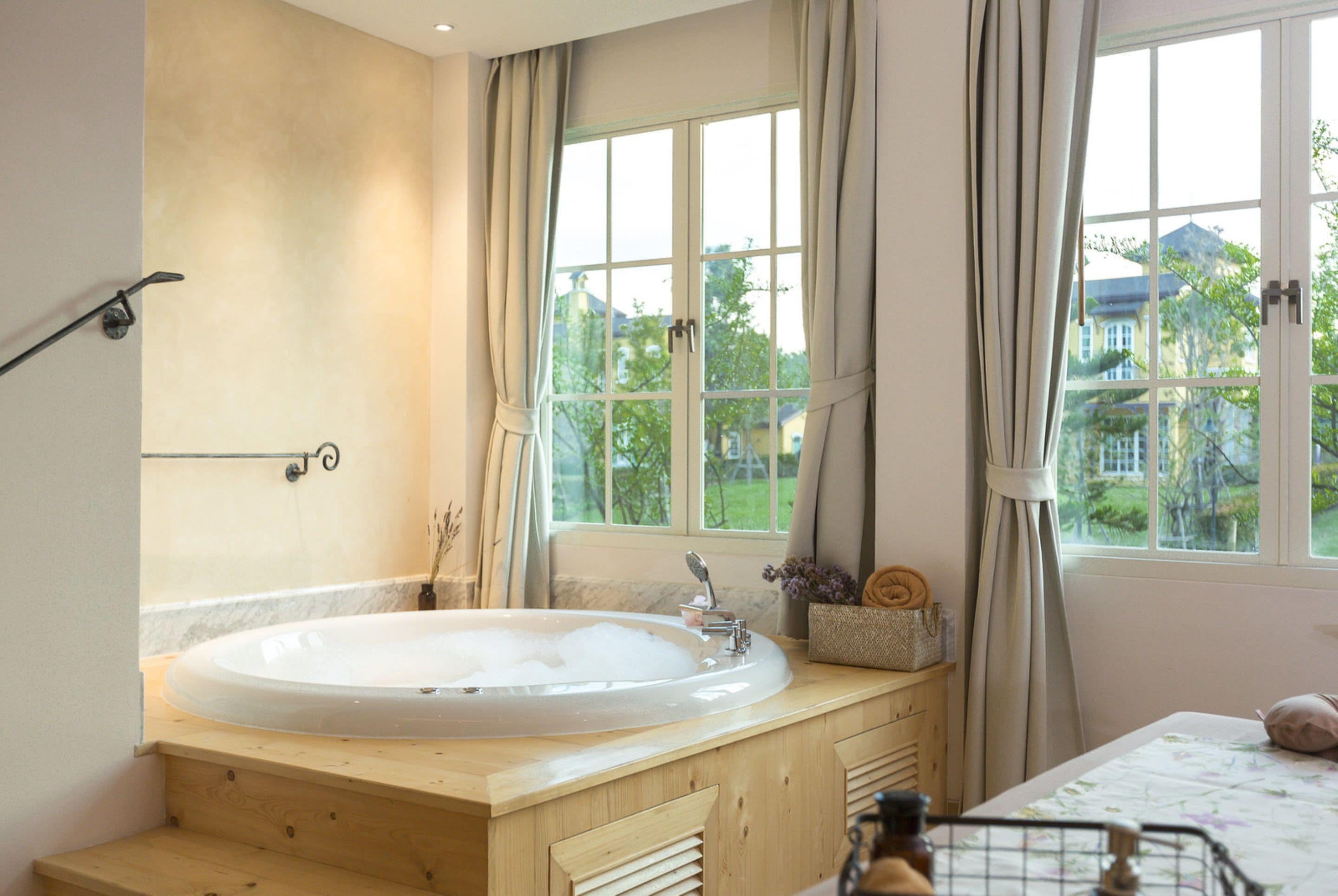 aromatherapy, thai massages, 6 treatment rooms, manicures and pedicures